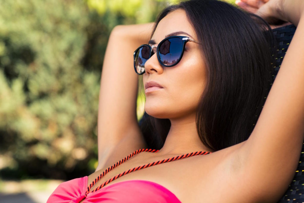 Damskie okulary przeciwsłoneczne Dior to idealny wybór dla kobiet, które cenią sobie styl i funkcjonalność