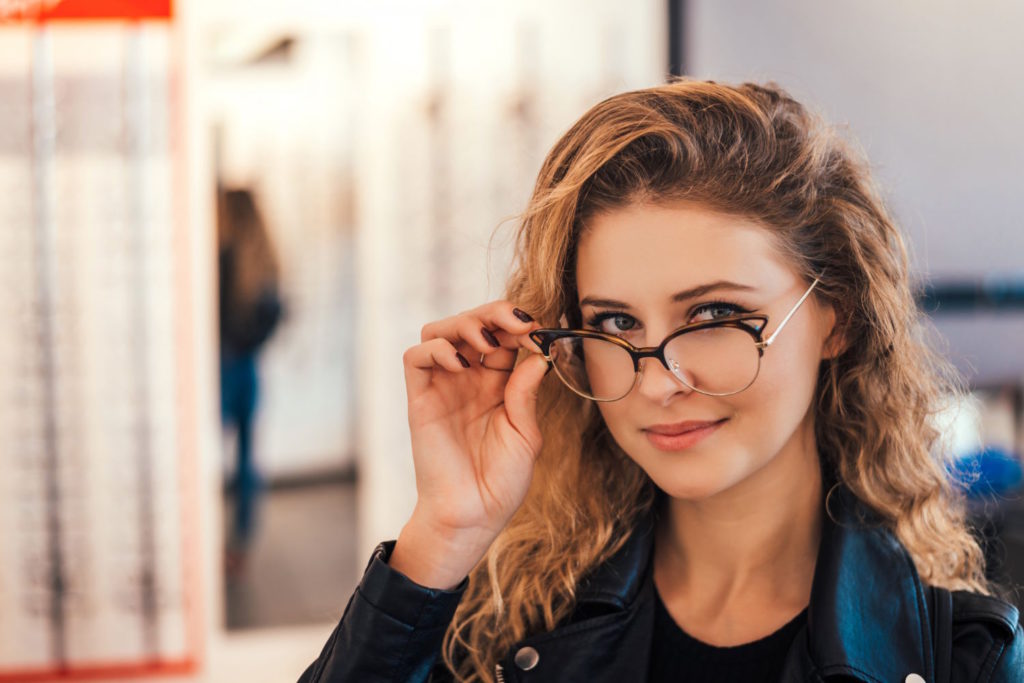 Wybór odpowiednich oprawek do okularów korekcyjnych może być trudny, zwłaszcza gdy na rynku jest tak wiele marek oferujących różne style i modele