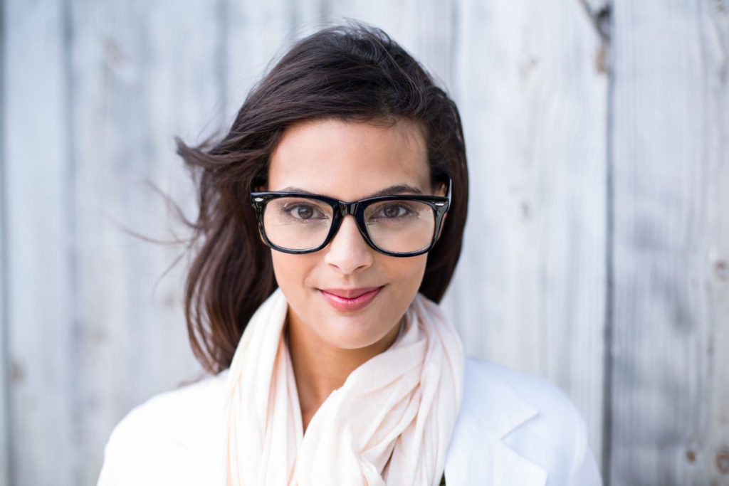 Okulary Prada to nie tylko funkcjonalne narzędzie poprawiające wzrok, ale również modny dodatek, który może podkreślić nasz styl i osobowość